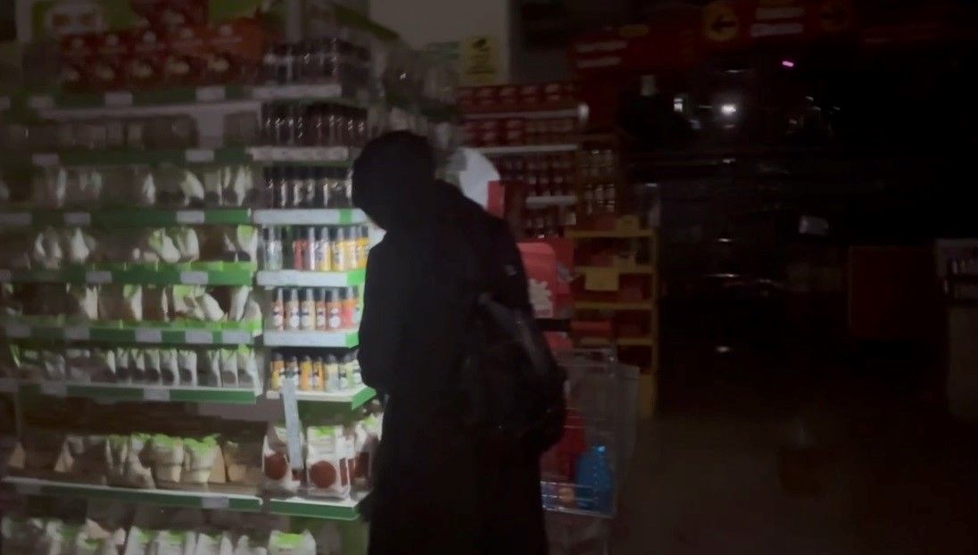 erzincanda elektrik kesildi telefon isigiyla alisveris yapildi sEev1vkG.jpg