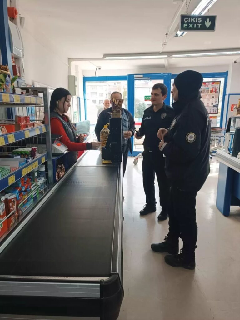 polisten-kadinlara-kades-bilgilendirmesi-OA9HOa4v.jpg