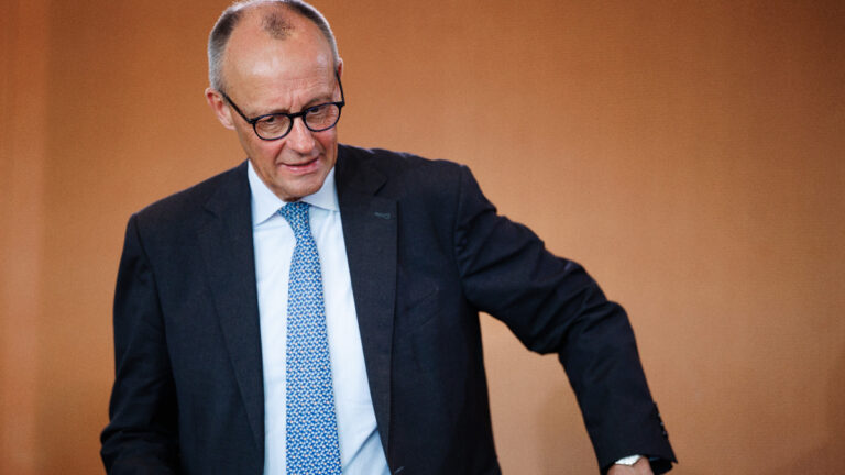 suriye devlet baskani ahmed sara basbakan merz tarafindan almanyaya davet edildi EvCfSQby.jpg