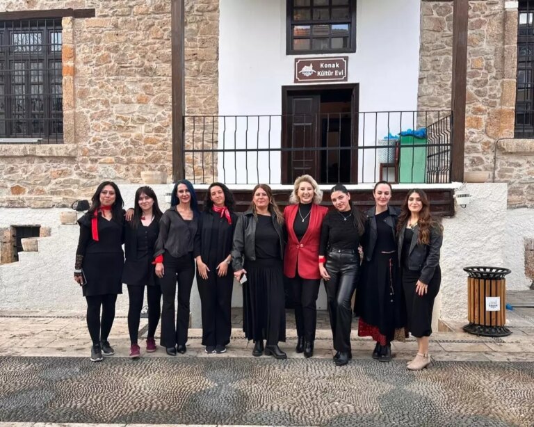 bahar-gelir-kirsehirdeki-kadinlarla-kultur-ve-sanat-bulusmasi-gerceklestirdi-gdUIUirA.jpg
