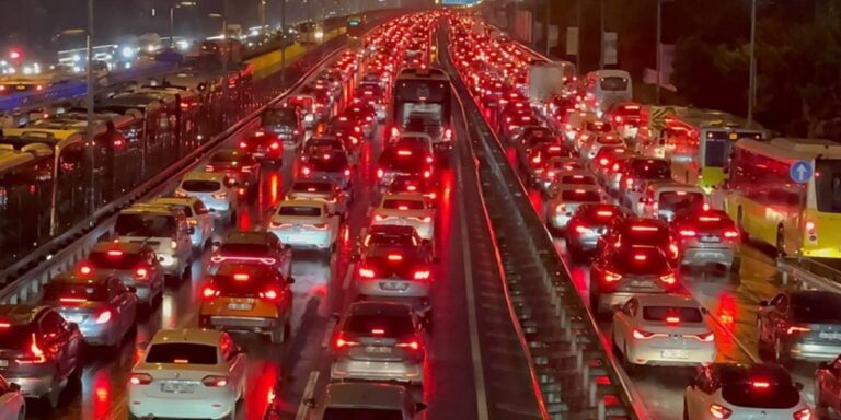 istanbulda-trafik-durma-noktasina-geldi-yogunluk-yuzde-90a-ulasti-nvV8Nb1Z.jpg