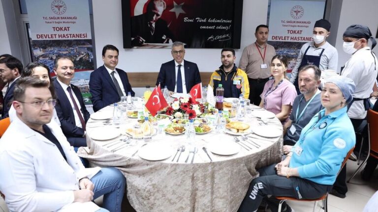 saglik-bakani-memisoglu-tokatta-saglik-calisanlariyla-iftar-yapti-537AHFM9.jpg