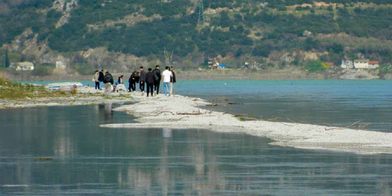 İki Yanı Su ile Kaplı Doğal Yürüyüş Yolu Ziyaretçilerini Büyülüyor