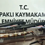 evinden-tarihi-kilic-kama-ve-tabanca-cikti-gozaltina-alindi-6HD86DOH