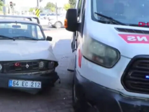 Askeri ambulans ve iki otomobil carpisti biri asker iki yarali ObIp69MK