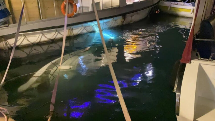 Sinop tersane mevkisinde kiyiya bagli tekne batti UiNaAMOa